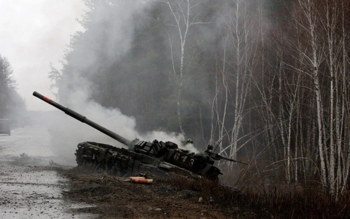 Một chiếc xe tăng bị phá hủy ở miền Đông Ukraine. Ảnh: AFP.