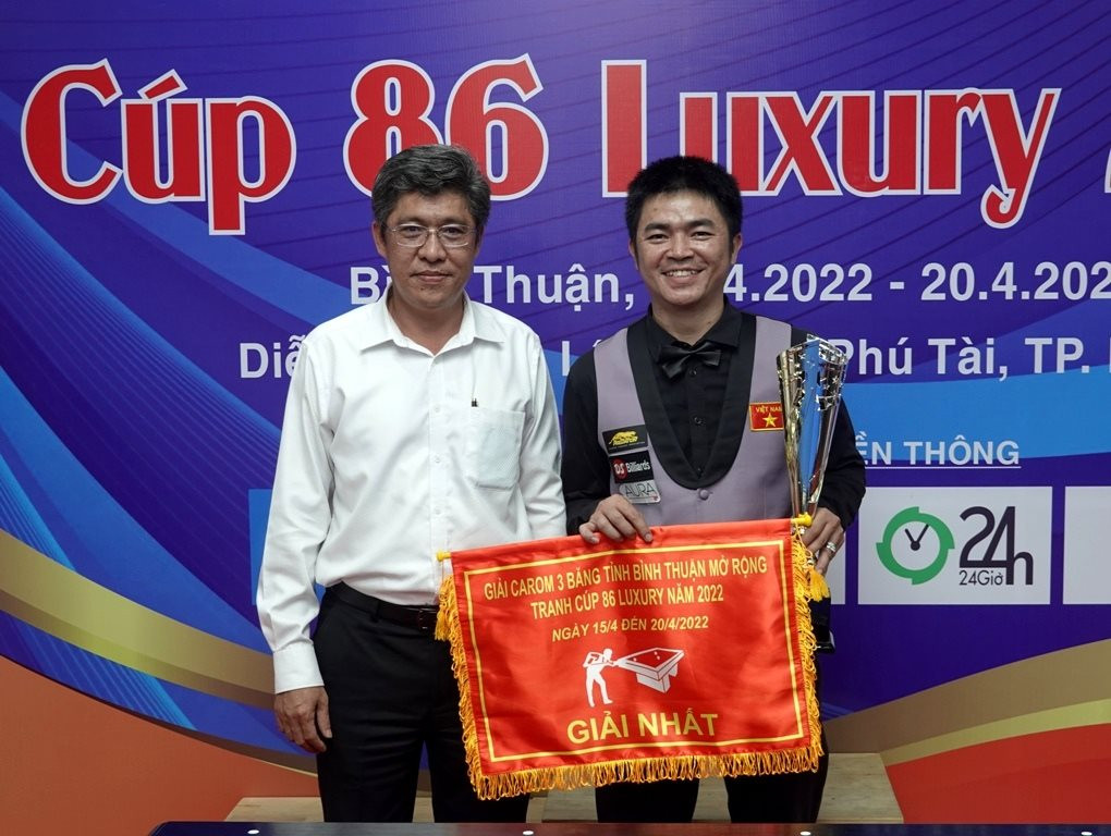 pct-nguyen-minh-trao-cup-vo-dich.jpg