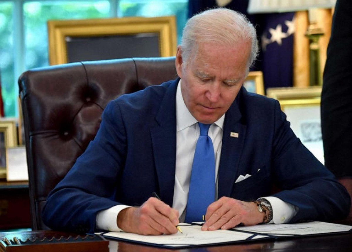 Tổng thống Mỹ ký ban hành luật Cho mượn-Cho thuê Quốc phòng dân chủ Ukraine 2022. Ảnh: AFP.