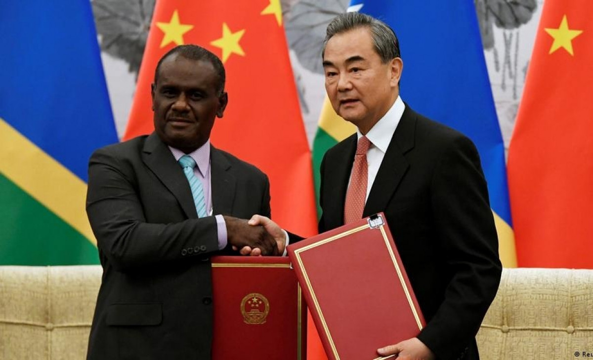Ngoại trưởng Trung Quốc Vương Nghị (bìa phải) và người đồng cấp Solomon - Manele. Ảnh: Reuters.
