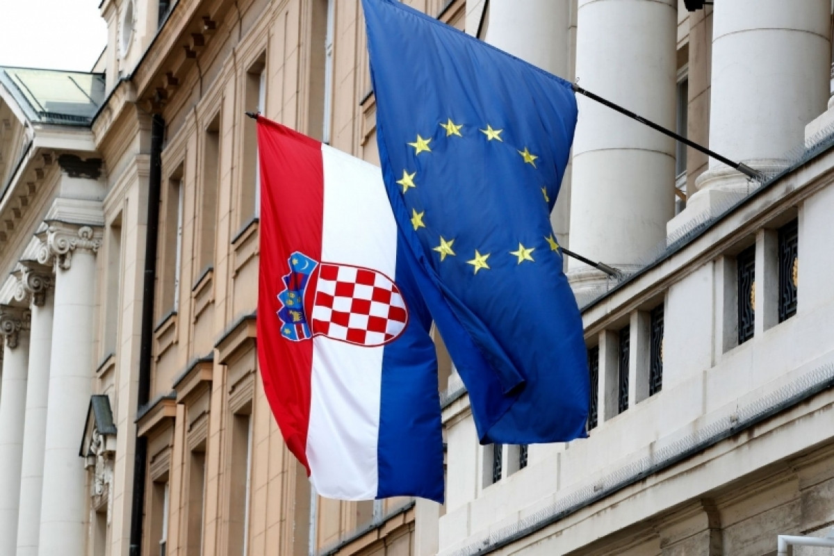 Cờ Croatia và EU. Ảnh: WSJ.