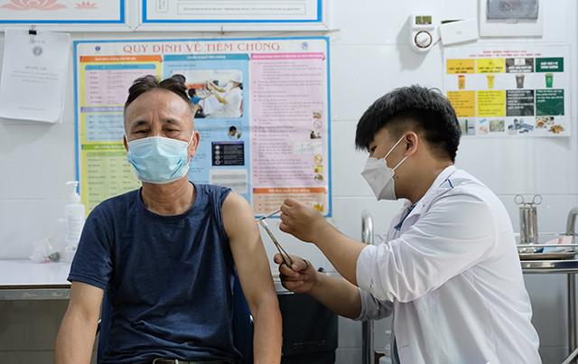 Cần biết: Sự khác nhau giữa tiêm vaccine COVID-19 mũi bổ sung và mũi 3 - Ảnh 1.