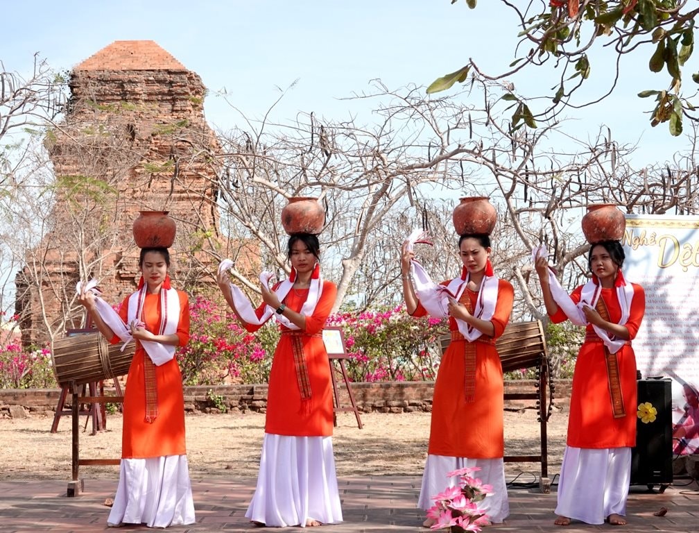 anh-bieu-dien-nghe-thuat-tren-thap-cham.jpg