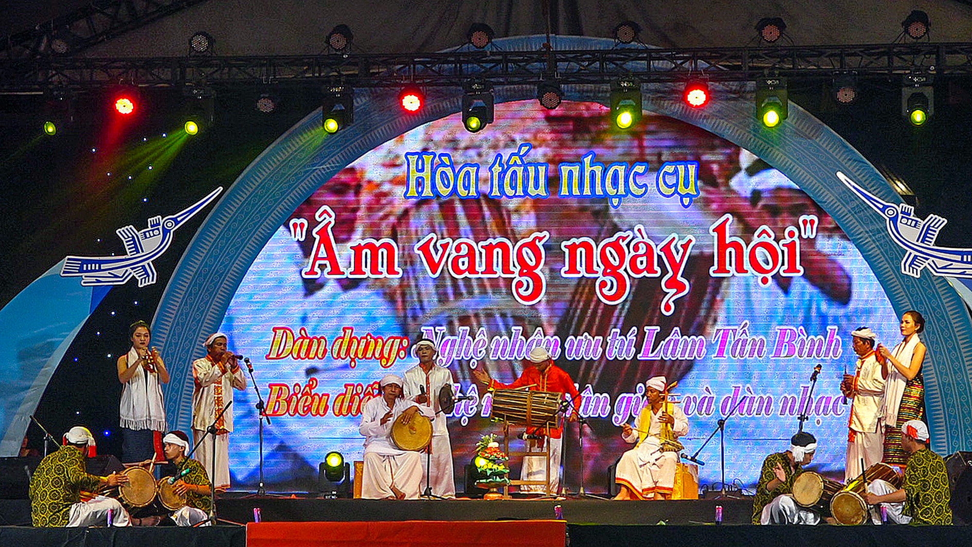 phan-thi-van-nghe-quan-chung-hoa-tau-nhac-cu-am-vang-ngay-hoi-cua-don-vi-bac-binh-anh-nl-.jpg