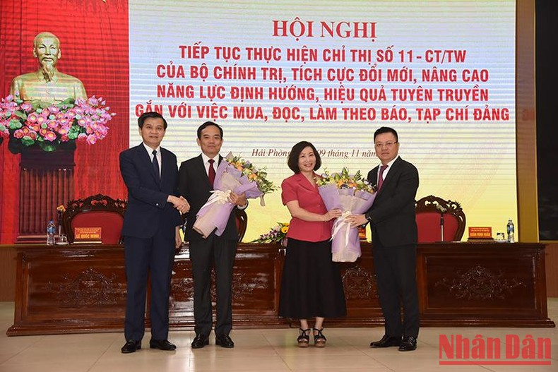 Đại diện Ban tổ chức trao tặng hoa cho đại diện lãnh đạo thành Phố Hải Phòng