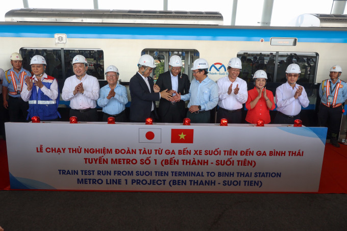 Lãnh đạo TP HCM cùng đại diện phía Nhật Bản tại lễ chạy thử nghiệm tàu Metro số 1, sáng 21/12.Ảnh: Quỳnh Trần