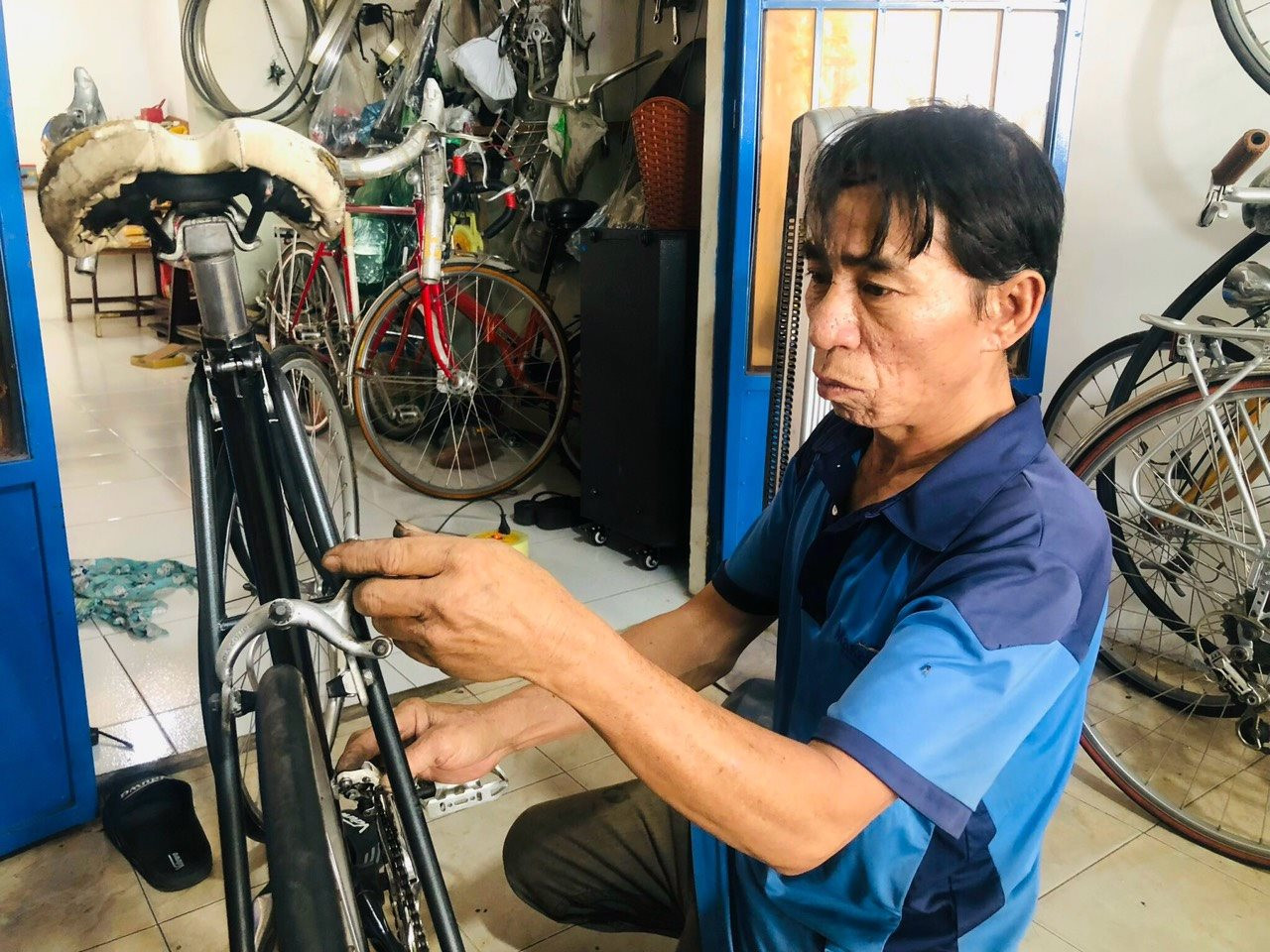 Thợ sửa xe tái chế xe đạp tặng trẻ em nghèo  VTVVN