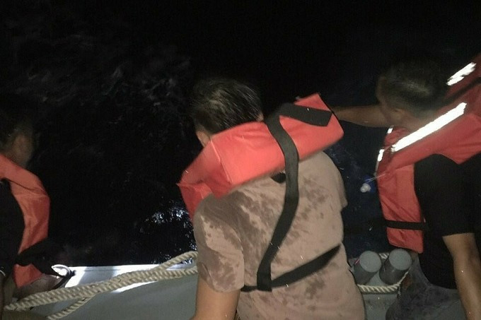 Nhân viên tàu khách SuperDong Phú Quý 1 tìm kiếm, cứu được 3 thuyền viên tàu sà lan LA-05922 trong đêm 8/3. Ảnh: Phú Quý