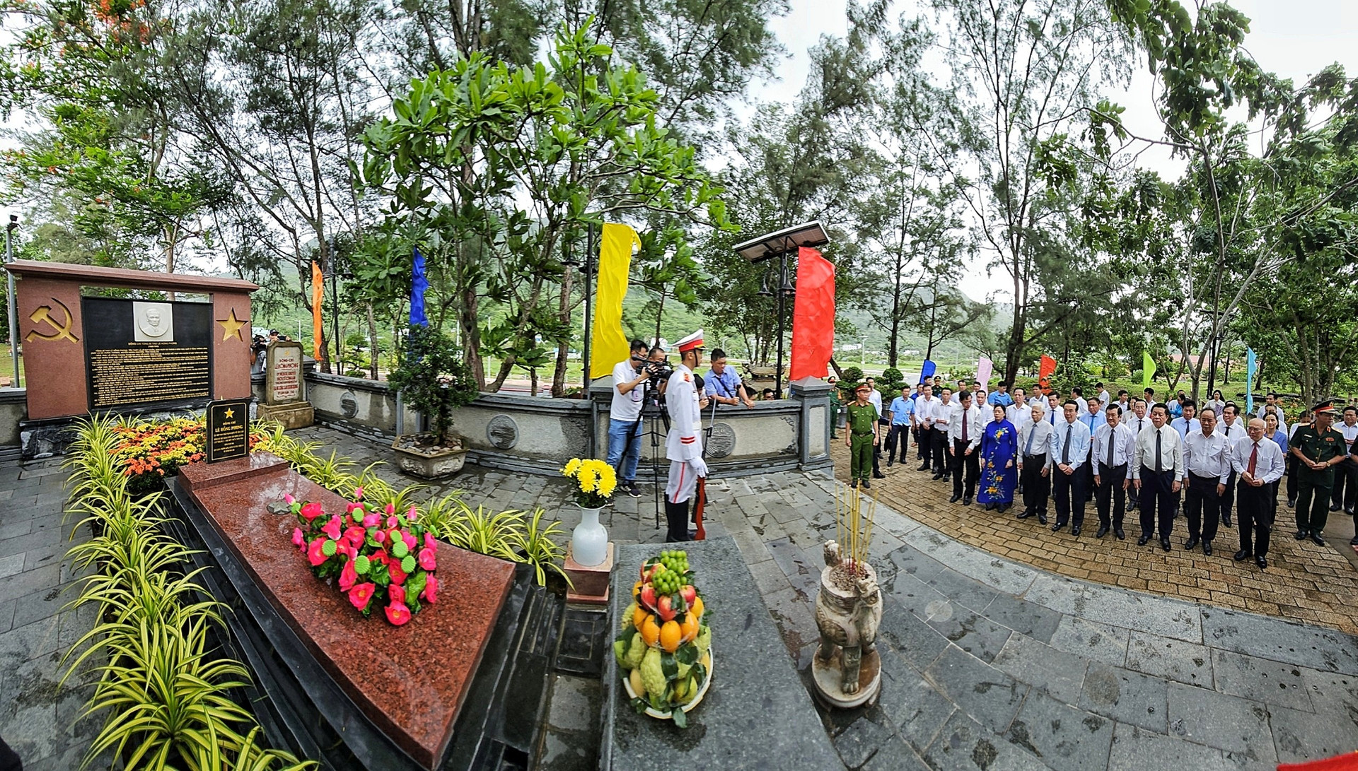 Các đại biểu kính cẩn dâng hương tại phần mộ Tổng Bí thư Lê Hồng Phong.