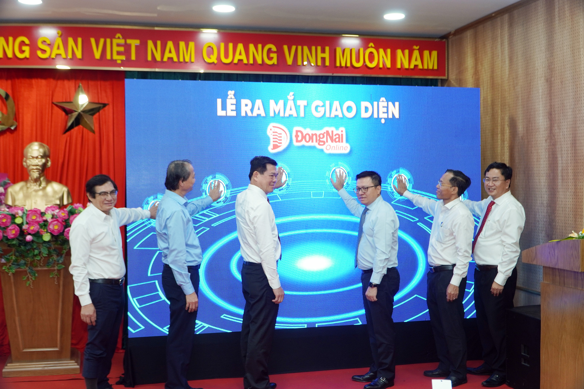 Lãnh đạo Trung ương, lãnh đạo tỉnh Đồng Nai thực hiện nghi thức ra mắt giao diện mới Báo Đồng Nai.