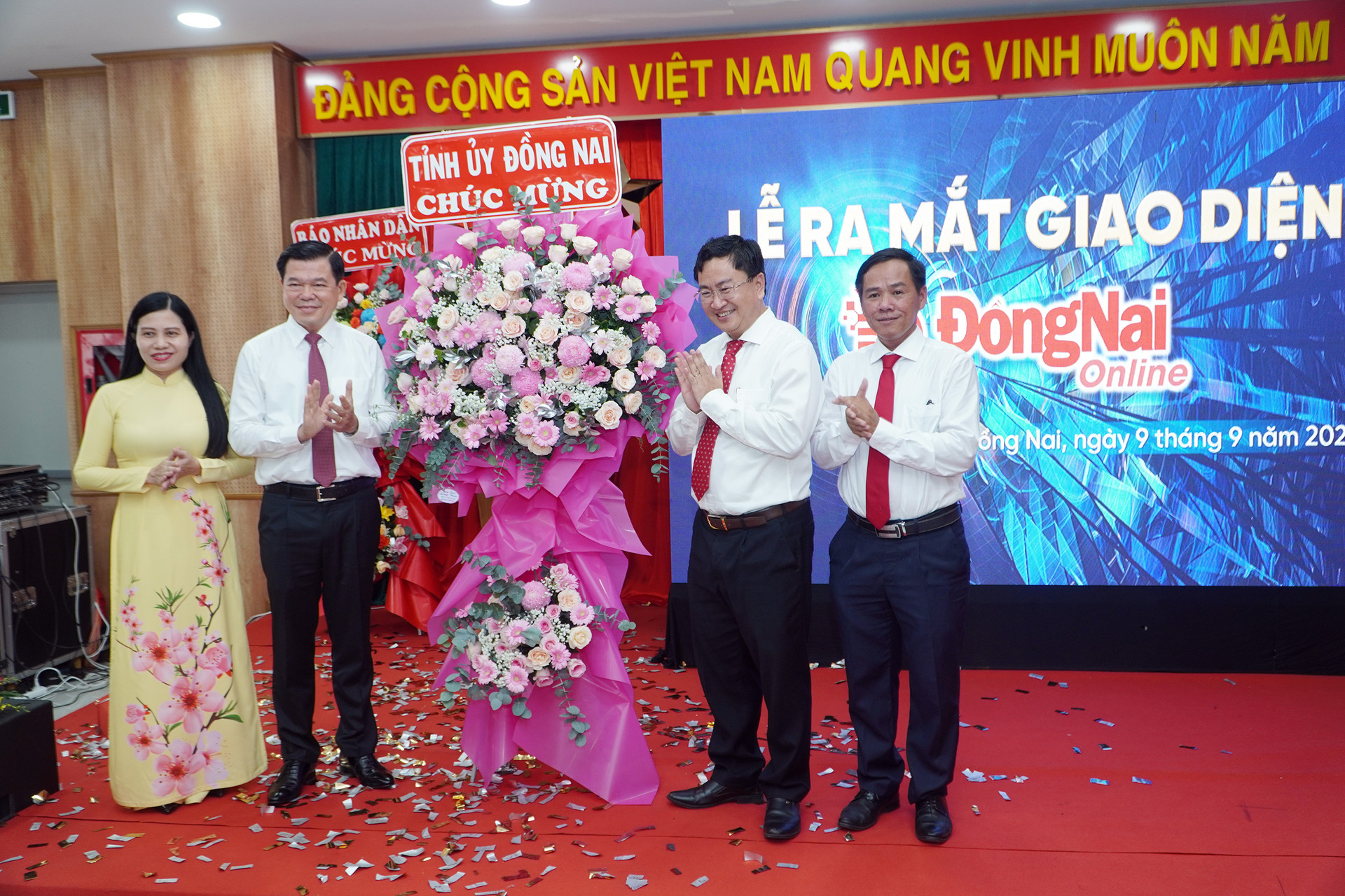 Ông Nguyễn Hồng Lĩnh, Ủy viên Trung ương Đảng, Bí thư Tỉnh ủy Đồng Nai tặng hoa chúc mừng Báo Đồng Nai.