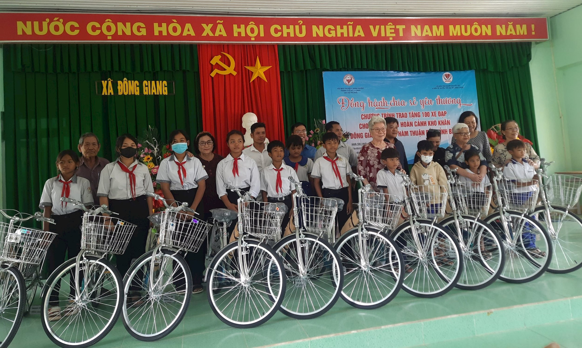 Tỉnh Hội Bình THuận tặng 100 chiếc xe đạp cho học sinh vùng cao 