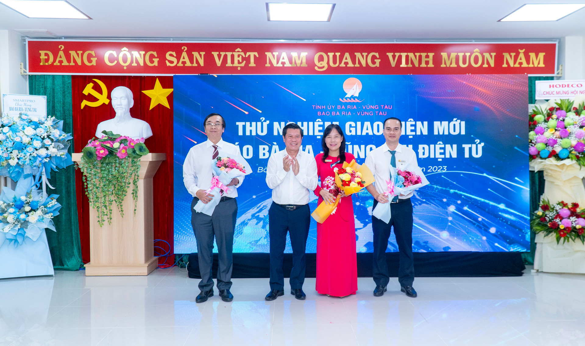 Ông Nguyễn Văn Xinh, Ủy viên Ban Thường vụ Tỉnh ủy, Trưởng Ban Tuyên giáo Tỉnh ủy tặng hoa  chúc mừng Ban Biên tập Báo Bà Rịa - Vũng Tàu tại buổi lễ.