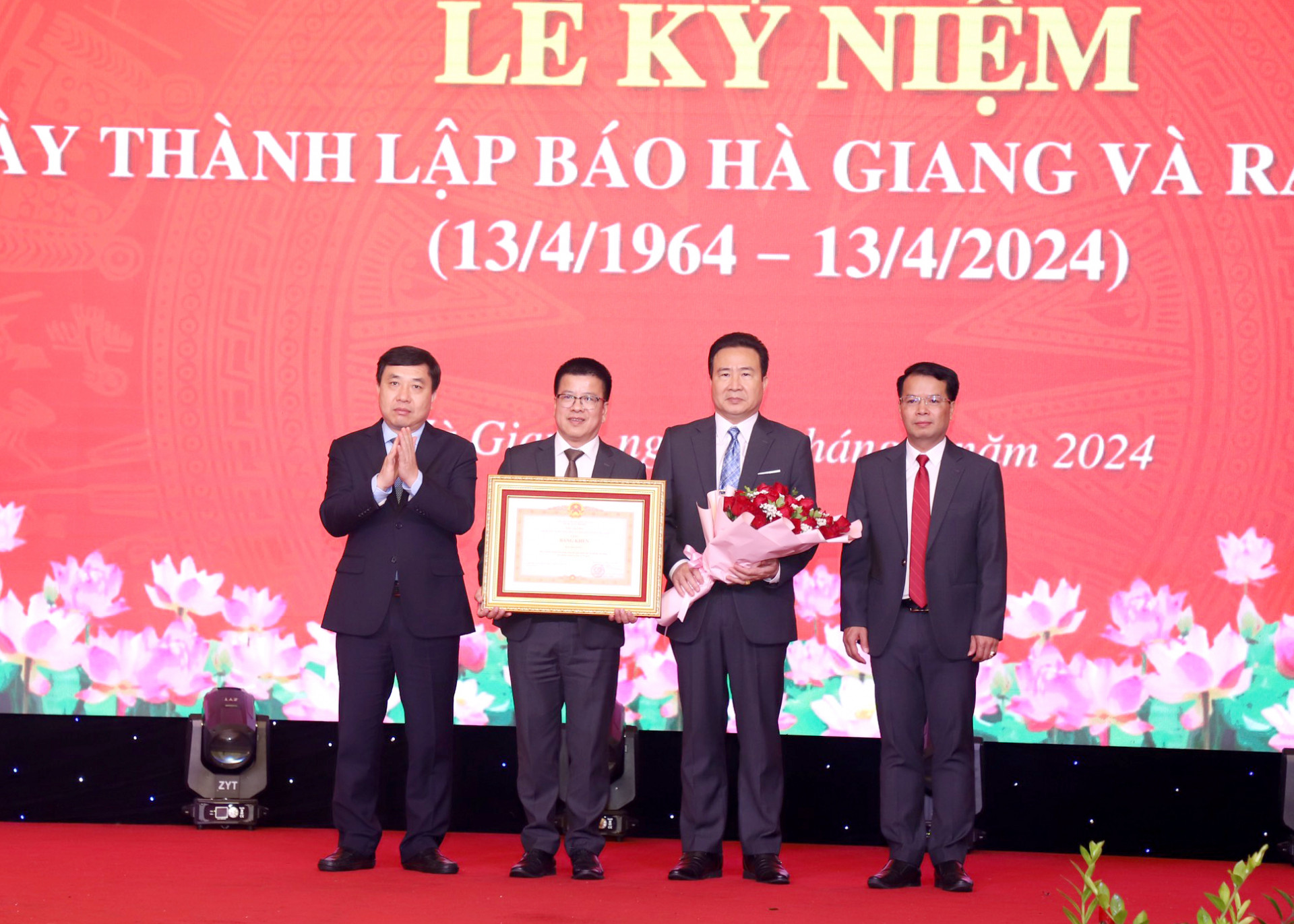 Quyền Bí thư Tỉnh ủy trao tặng Bằng khen của Thủ tướng Chính phủ cho Báo Hà Giang.