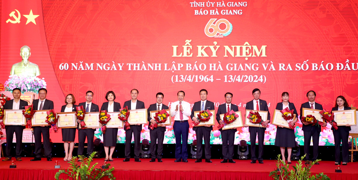 Đồng chí Trần Đức Quý, Phó Chủ tịch UBND tỉnh trao Bằng khen của Chủ tịch UBND tỉnh cho các cá nhân có thành tích xuất sắc
