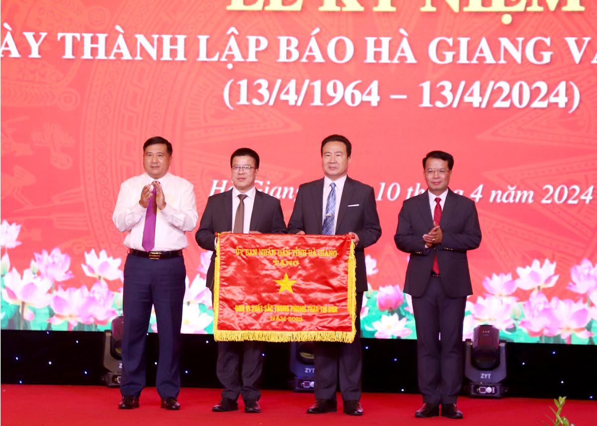 Đồng chí Hầu Minh Lợi, Phó Chủ tịch HĐND tỉnh trao Cờ thi đua của Chủ tịch UBND tỉnh cho Báo Hà Giang