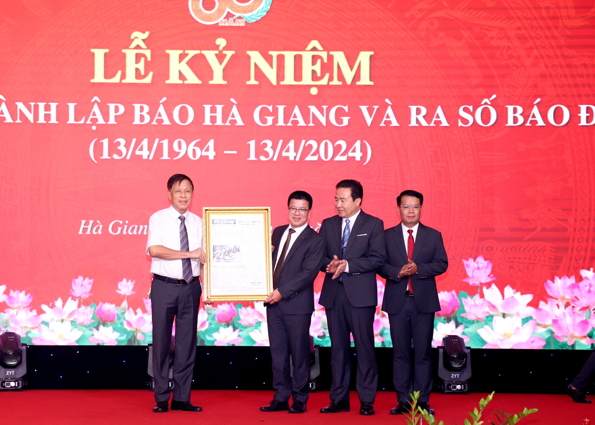 Nguyên Tổng biên tập Báo Hà Giang Lê Trọng Lập trao tặng số báo xuất bản đầu tiên cho Ban Biên tập Báo Hà Giang