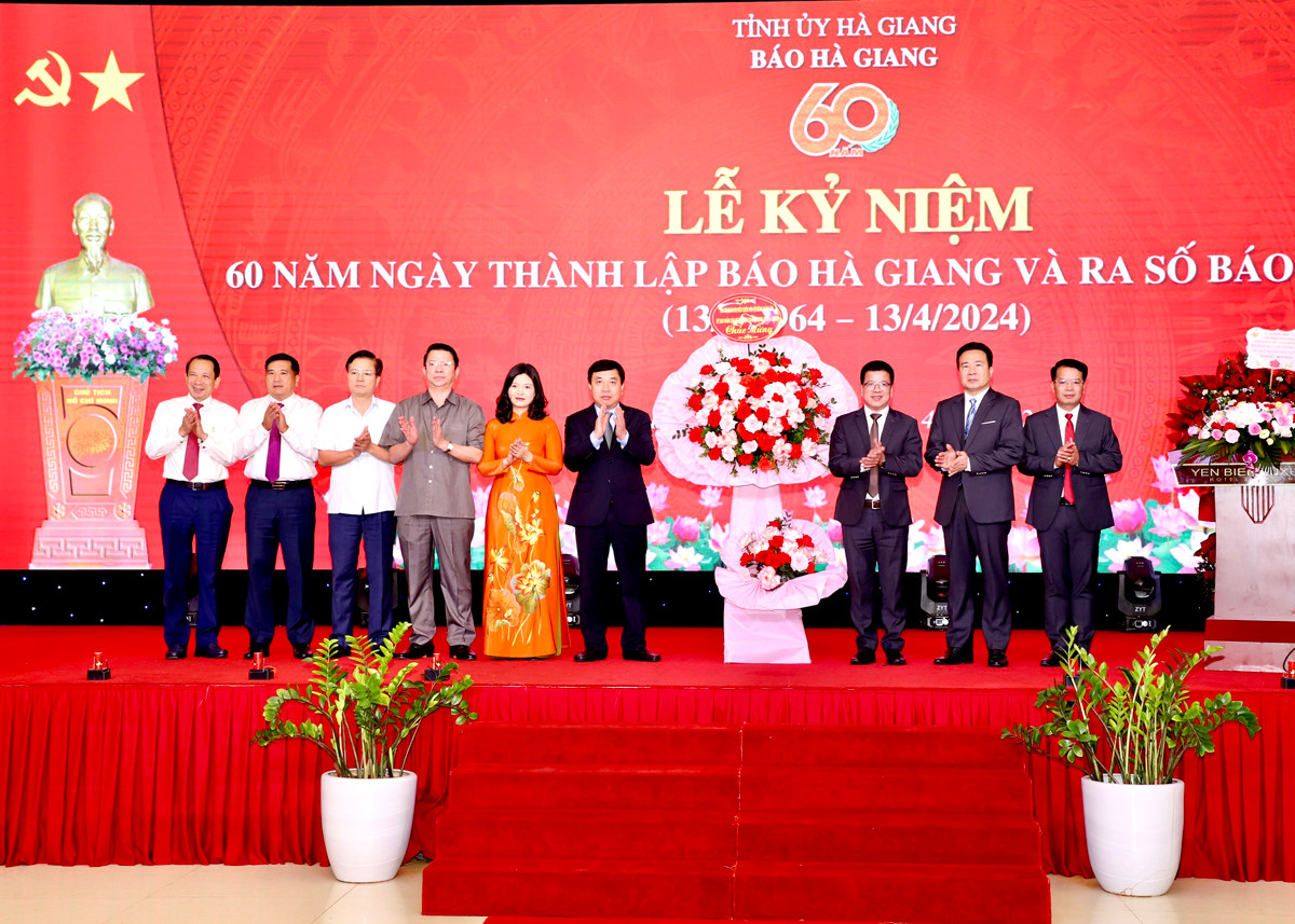 Quyền Bí thư Tỉnh ủy và các đồng chí lãnh đạo tỉnh tặng lẵng hoa chúc mừng Báo Hà Giang