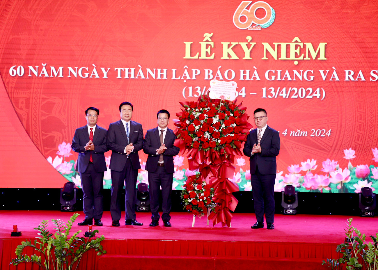 Đồng chí Lê Quốc Minh tặng lẵng hoa chúc mừng Báo Hà Giang