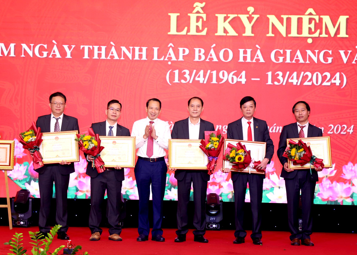 Đồng chí Trần Đức Quý, Phó Chủ tịch UBND tỉnh trao Bằng khen của Chủ tịch UBND tỉnh cho các tập thể có thành tích xuất sắc