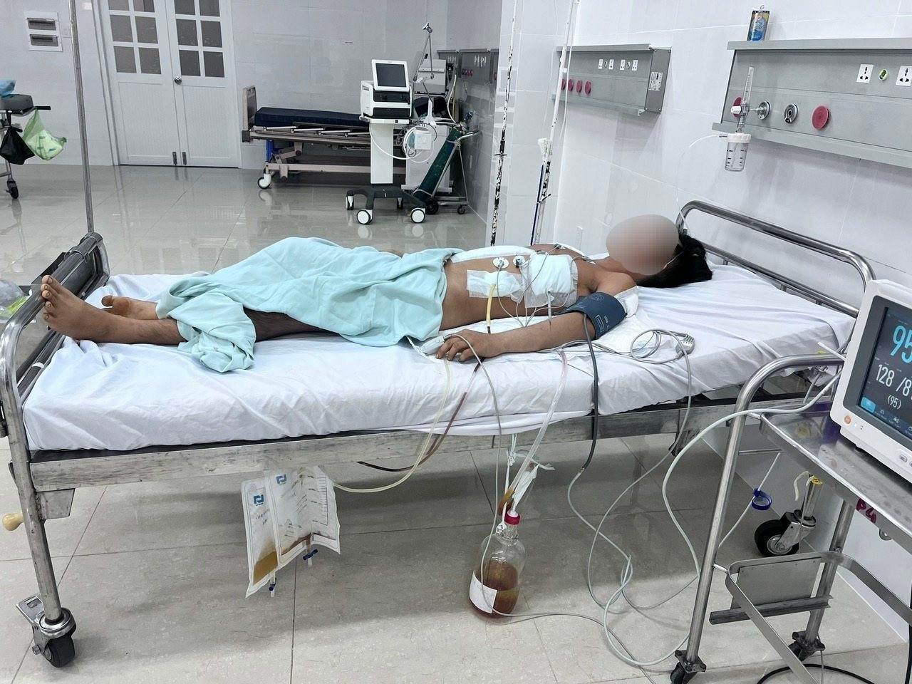 Bệnh viện đa khoa tỉnh Bình Thuận: Ê kíp y bác sĩ trắng đêm cứu sống 2 cha con thủng nội tạng