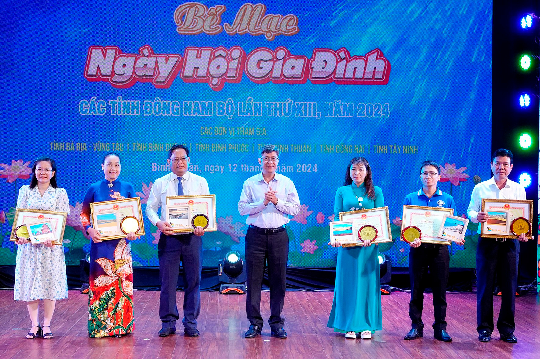 ubnd-tinh-tang-bang-khen-cho-cac-tinh-ve-du-ngay-hoi-gia-dinh-mien-dong-nam-nam-2024.jpg