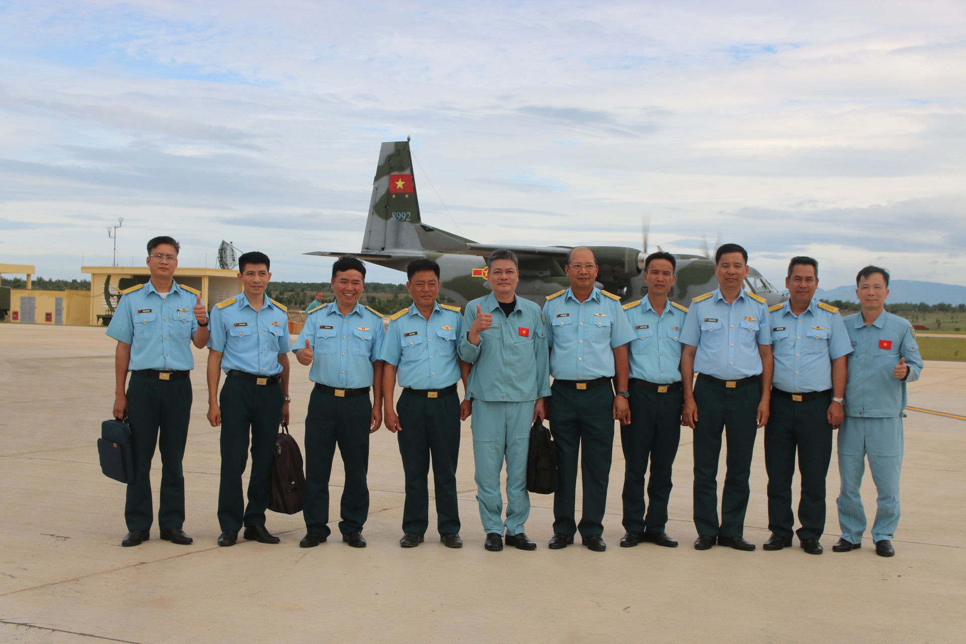 dong-chi-dai-ta-ngo-vinh-phuc-hieu-truong-truong-sqkq-va-doan-cong-tac-chup-anh-luu-niem-voi-to-bay.jpg