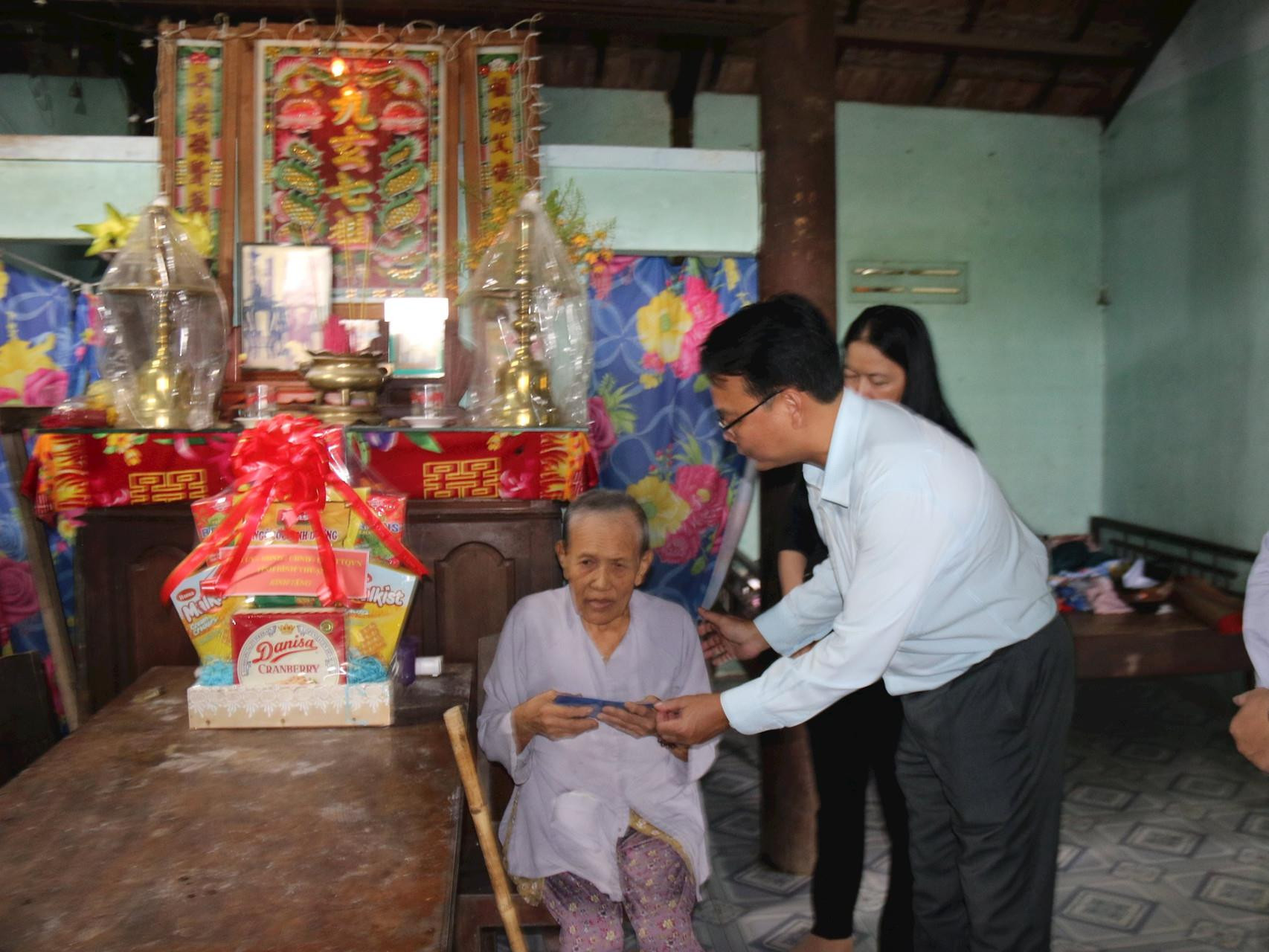 Trưởng ban Dân Vận Tỉnh ủy thăm gia đình chính sách, người có công huyện Hàm Thuận Nam