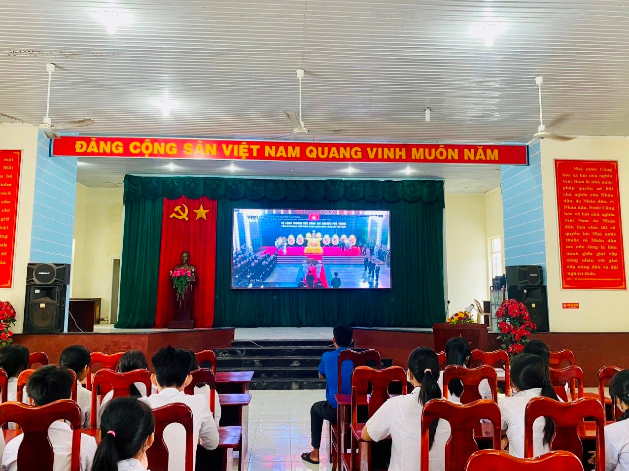 Nhân dân Bình Thuận xúc động theo dõi Lễ viếng Tổng Bí thư Nguyễn Phú Trọng