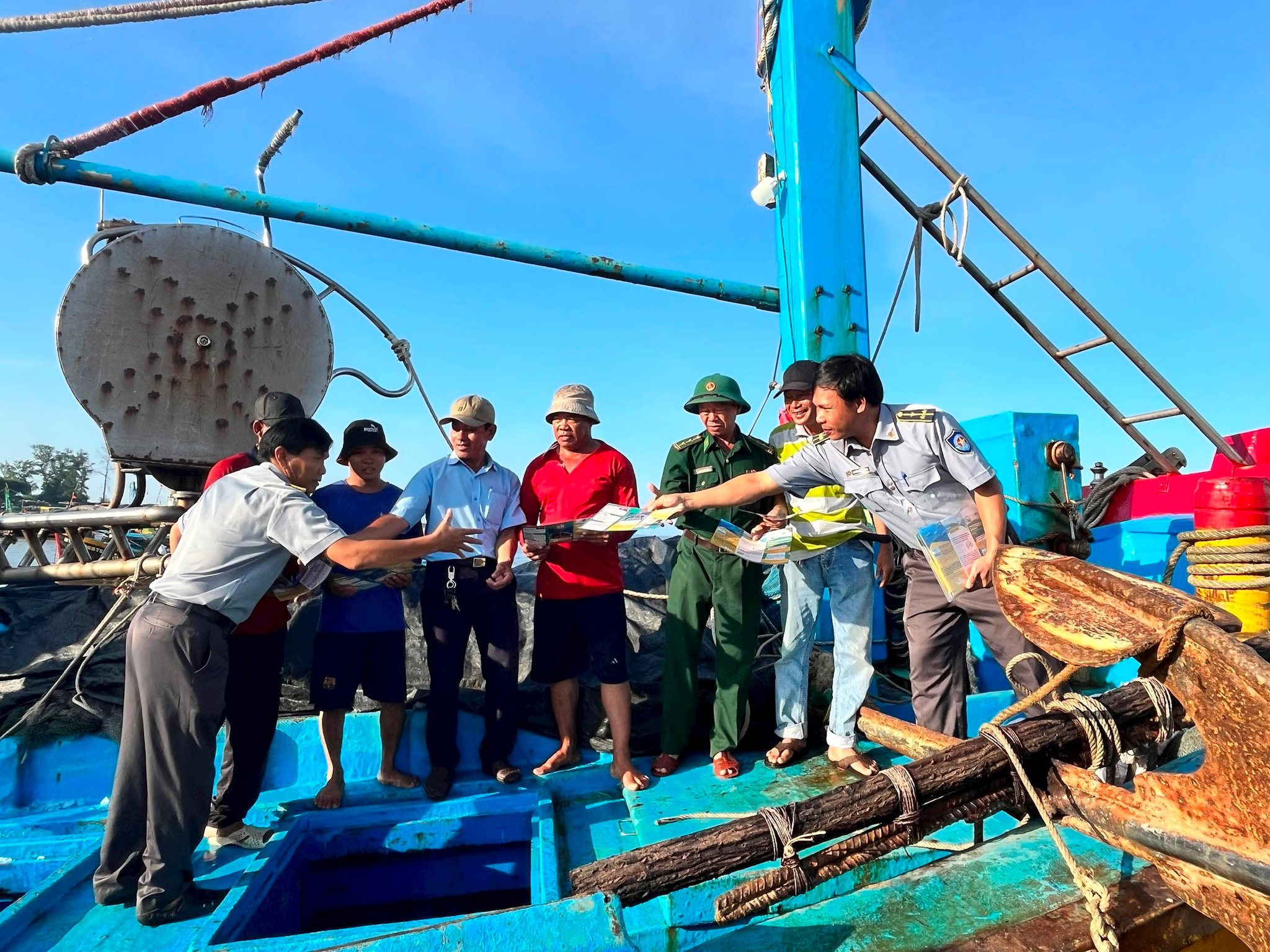 Hiểu luật để vững tâm vươn khơi bám biển