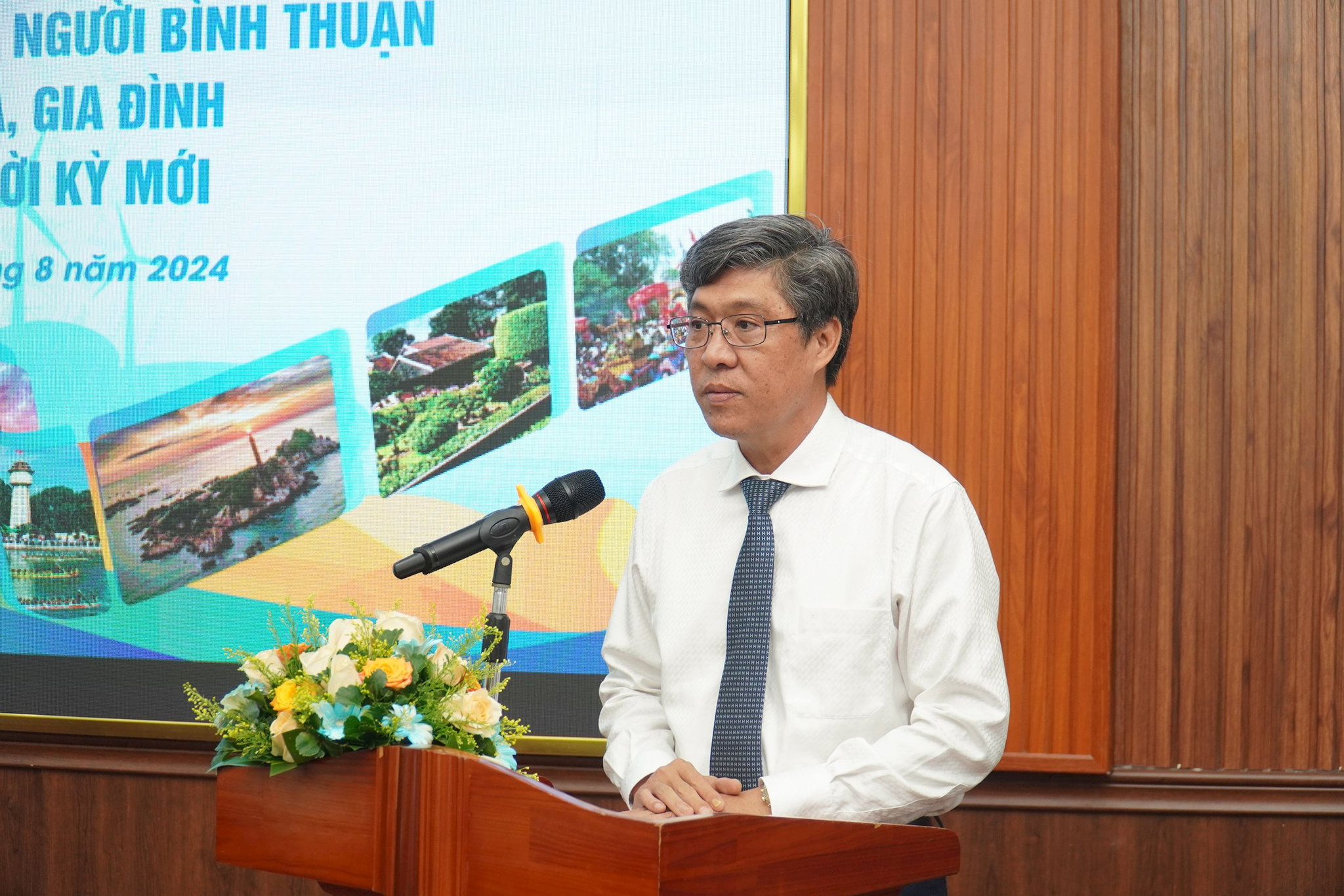 
Hội thảo khoa học cấp khu vực về Chuẩn mực văn hóa, gia đình, con người Bình Thuận