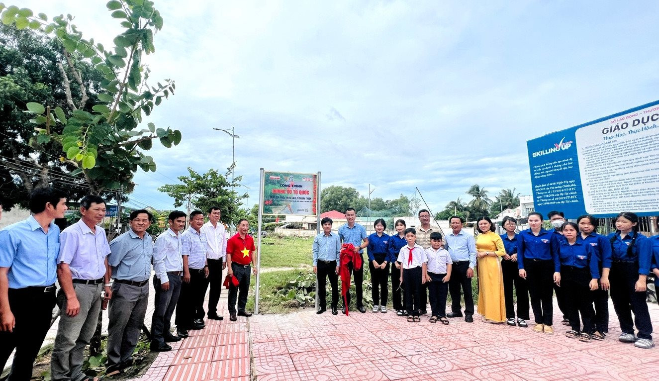 Trao tặng “Đường cờ Tổ quốc” tại xã Tân Phước, thị xã La Gi