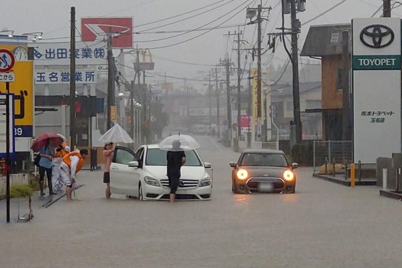 death-toll-climbs-as-typhoon-shanshan-continues-to-pound-japan.jpg