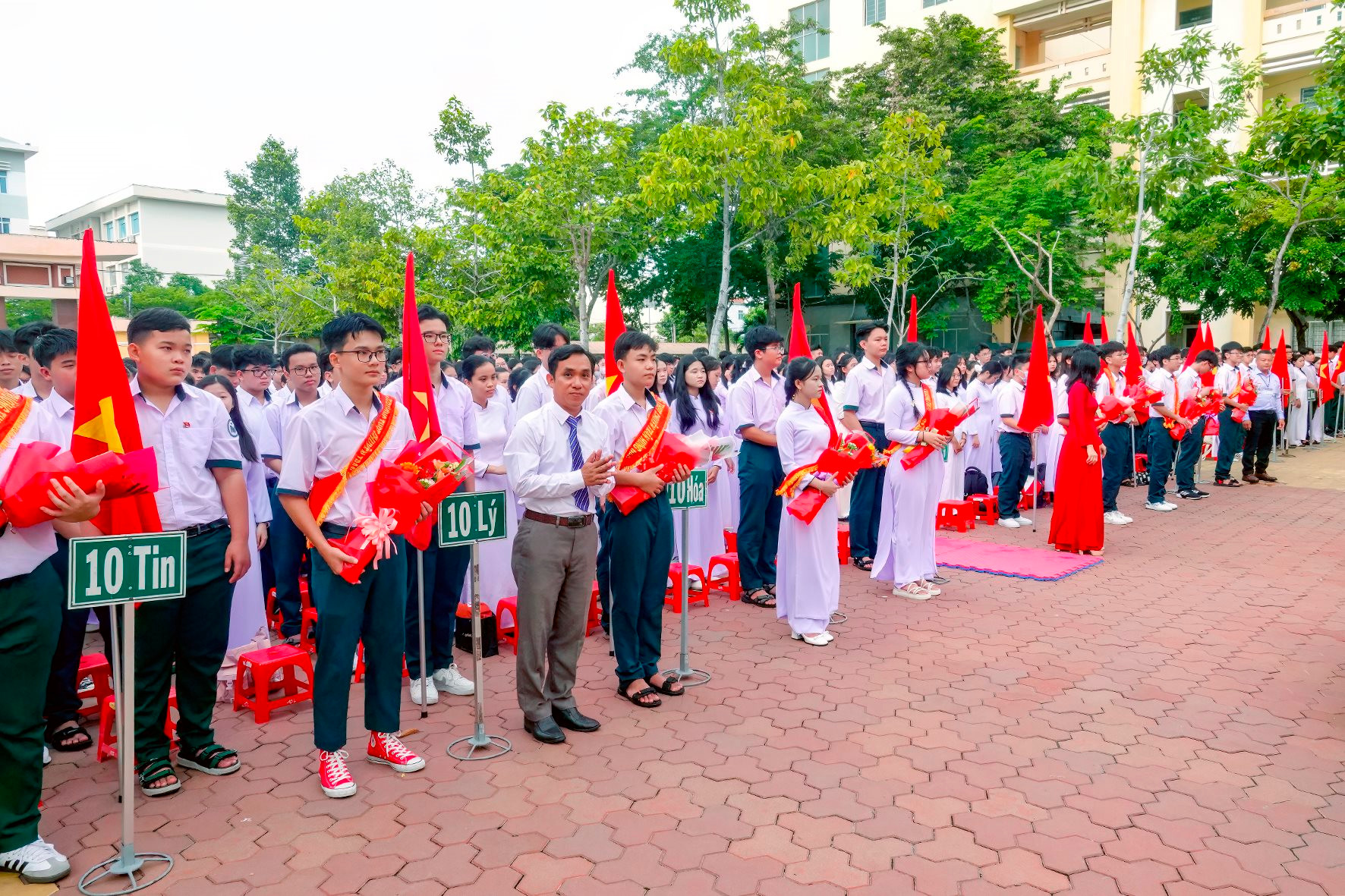 khai-giang-truong-thpt-chuyen-tran-hung-dao-anh-n.-lan-13-(2).jpg