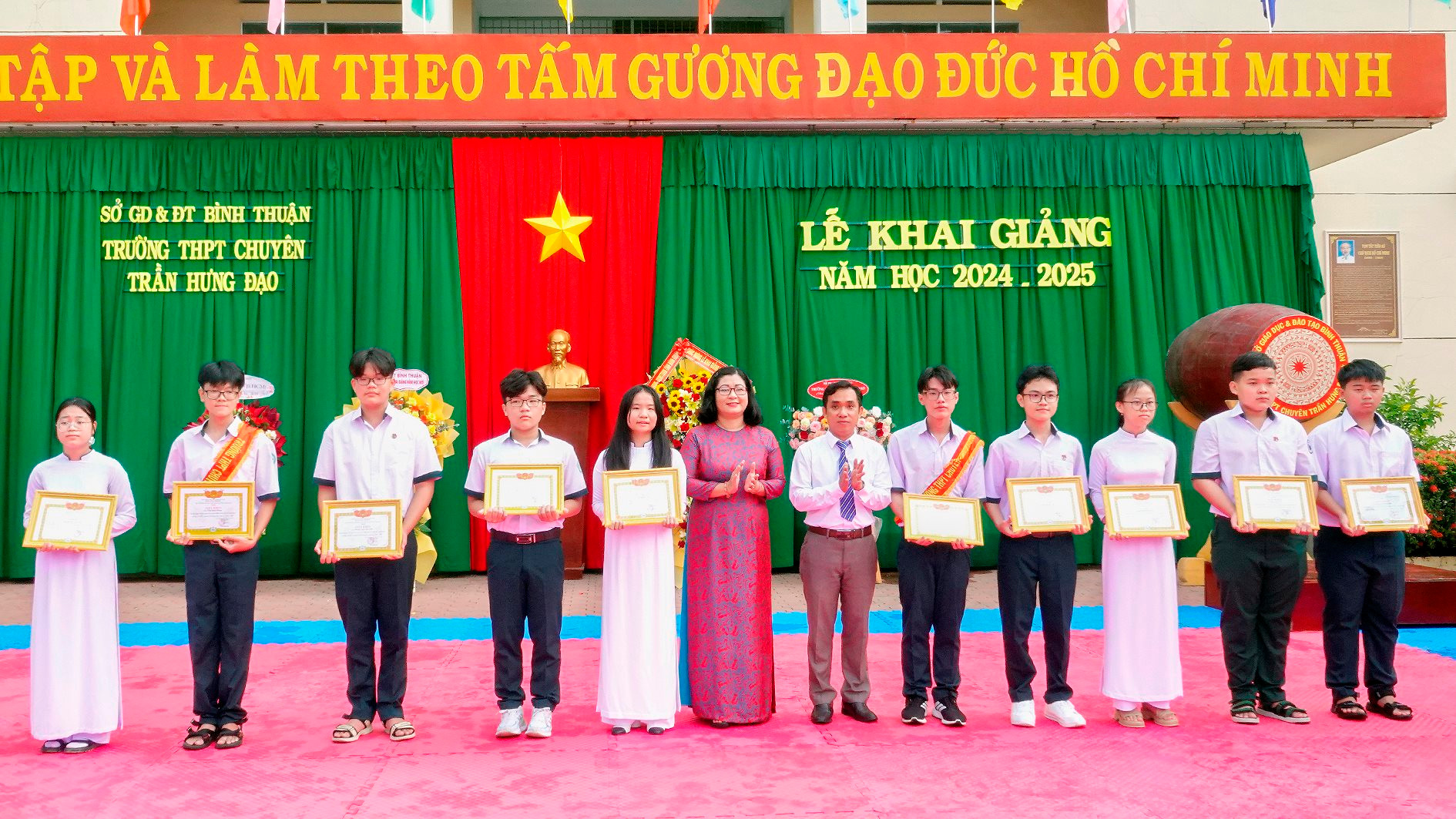 khai-giang-truong-thpt-chuyen-tran-hung-dao-anh-n.-lan-6-(2).jpg