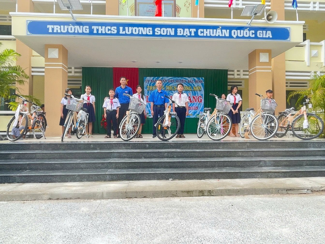 Công ty Thủy điện Đại Ninh: ﻿﻿Tặng 50 xe đạp và 20 máy lọc nước “Tiếp bước cho em đến trường” nhân dịp khai giảng năm học 2024-2025