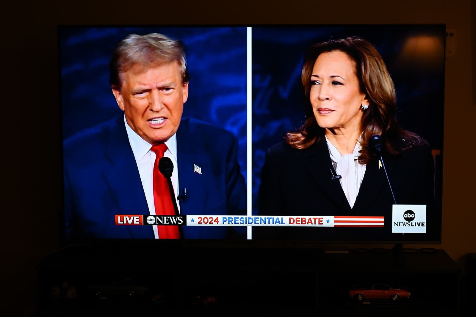 vna_potal_bau_cu_my_2024_hai_ung_cu_vien_kamala_harris_va_donald_trump_tranh_luan_can_tai_can_suc_7588092.jpg