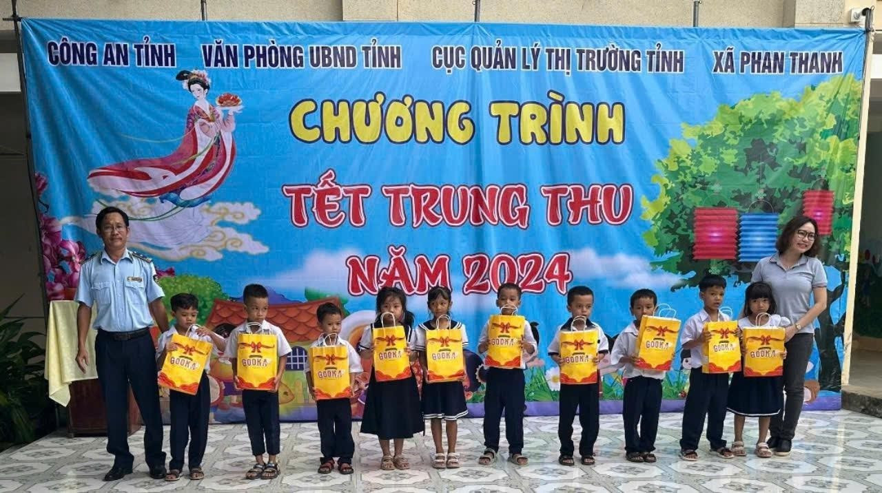 300 phần quà trung thu cho học sinh xã Phan Thanh