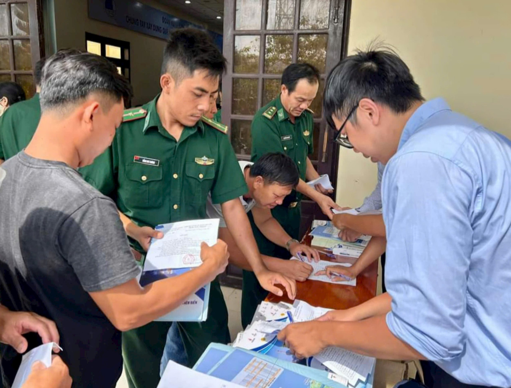 Tuyên truyền pháp luật, tặng quà cho ngư dân huyện đảo Phú Quý