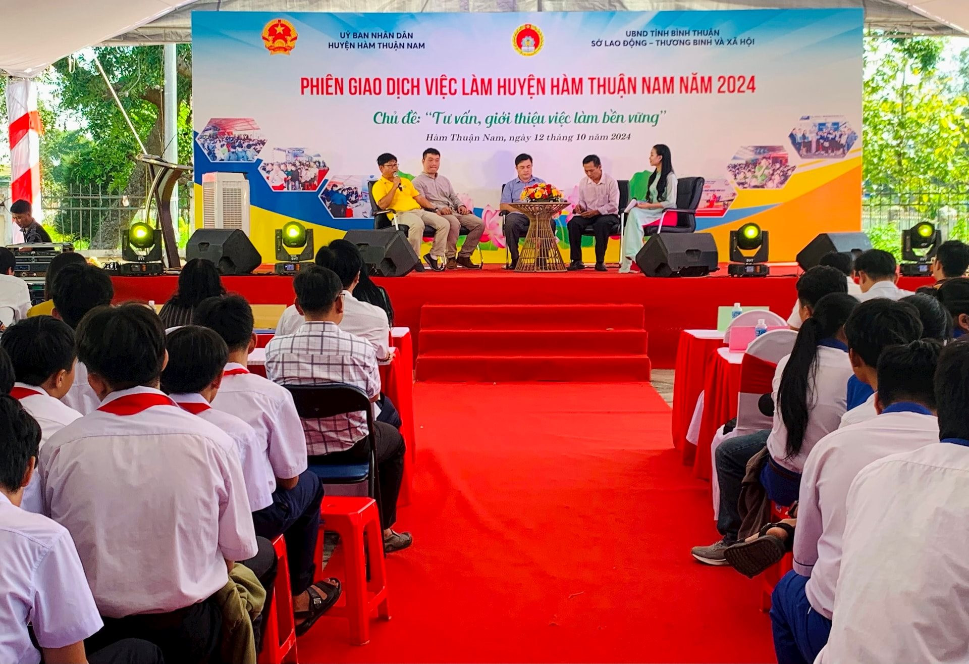Phiên giao dịch việc làm huyện Hàm Thuận Nam: Tư vấn, giới thiệu việc làm bền vững