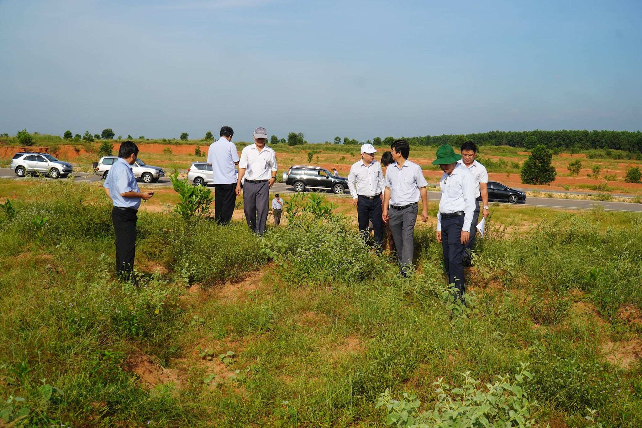
Lãnh đạo UBND tỉnh kiểm tra thực địa, họp bàn về vị trí đầu tư dự án Khu liên hợp Thể dục thể thao tỉnh