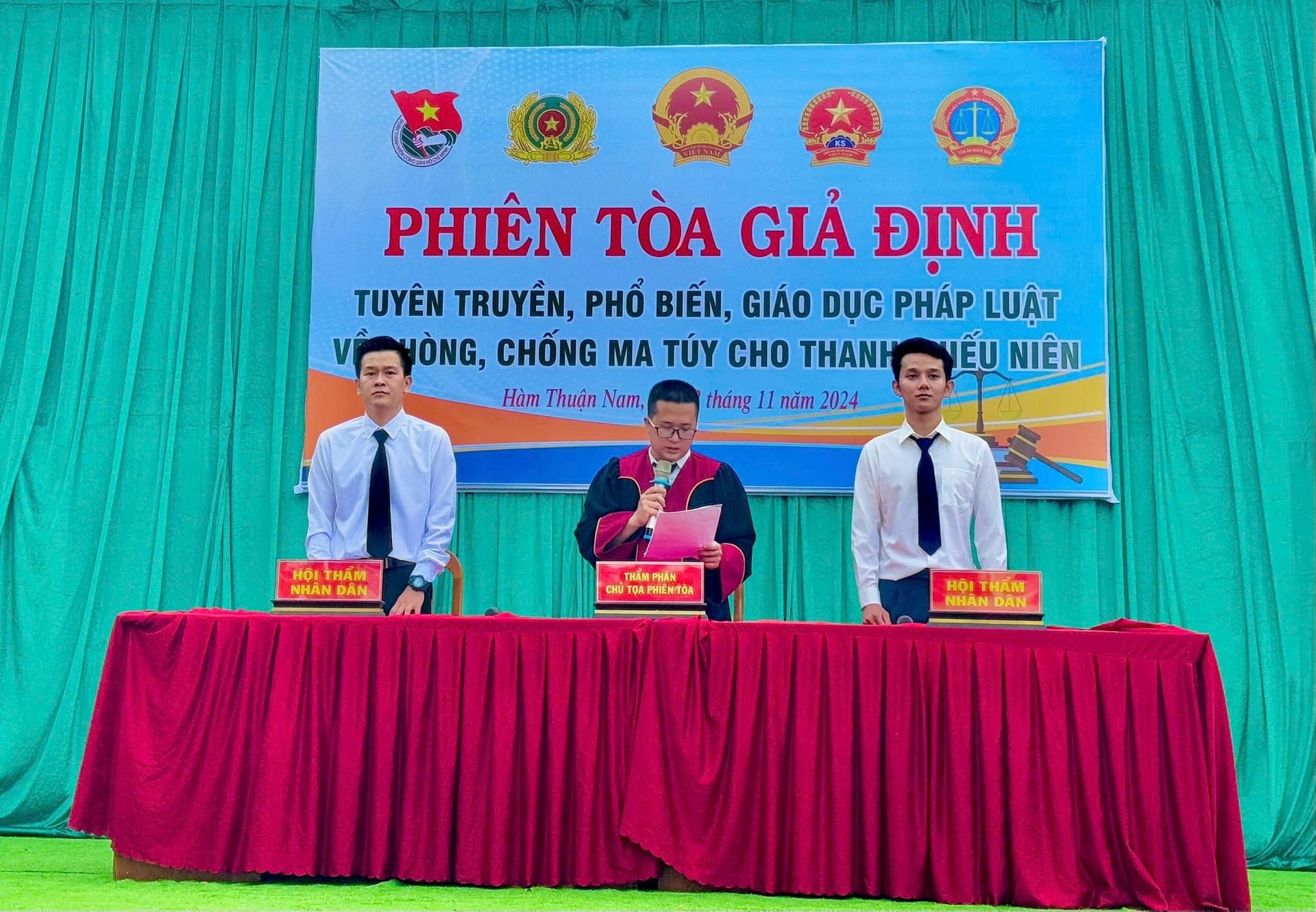 phien-toa-gia-dinh..jpg