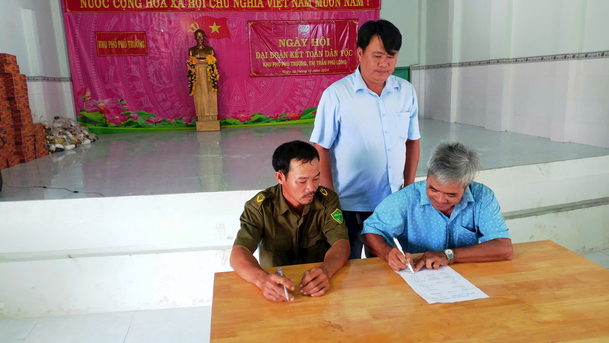 Sôi nổi ngày hội đại đoàn kết khu phố Phú Trường, thị trấn Phú Long
