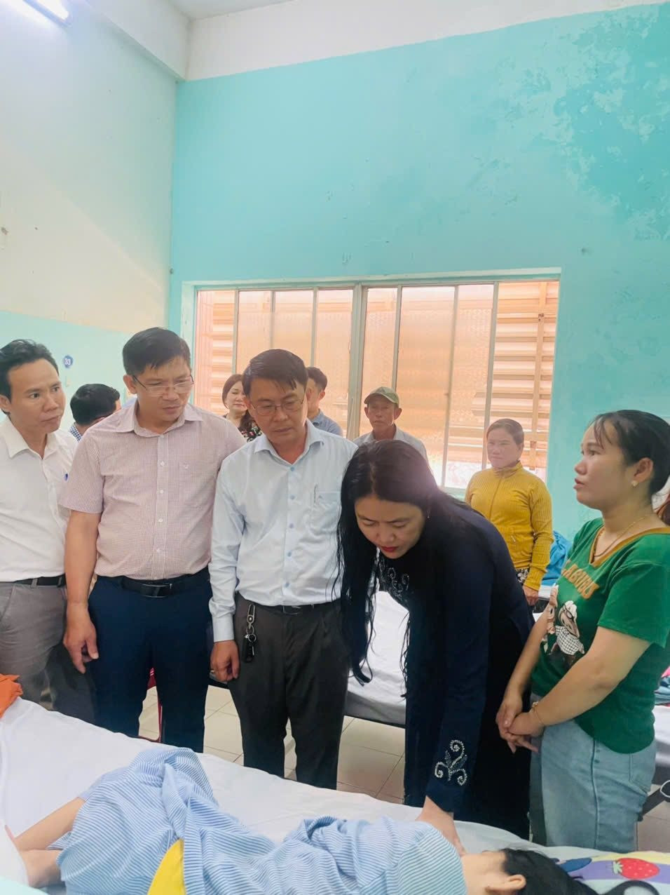 
Lãnh đạo Sở Giáo dục & Đào tạo, UBND huyện Hàm Thuận Nam đến thăm hỏi nữ sinh bị bạn đánh