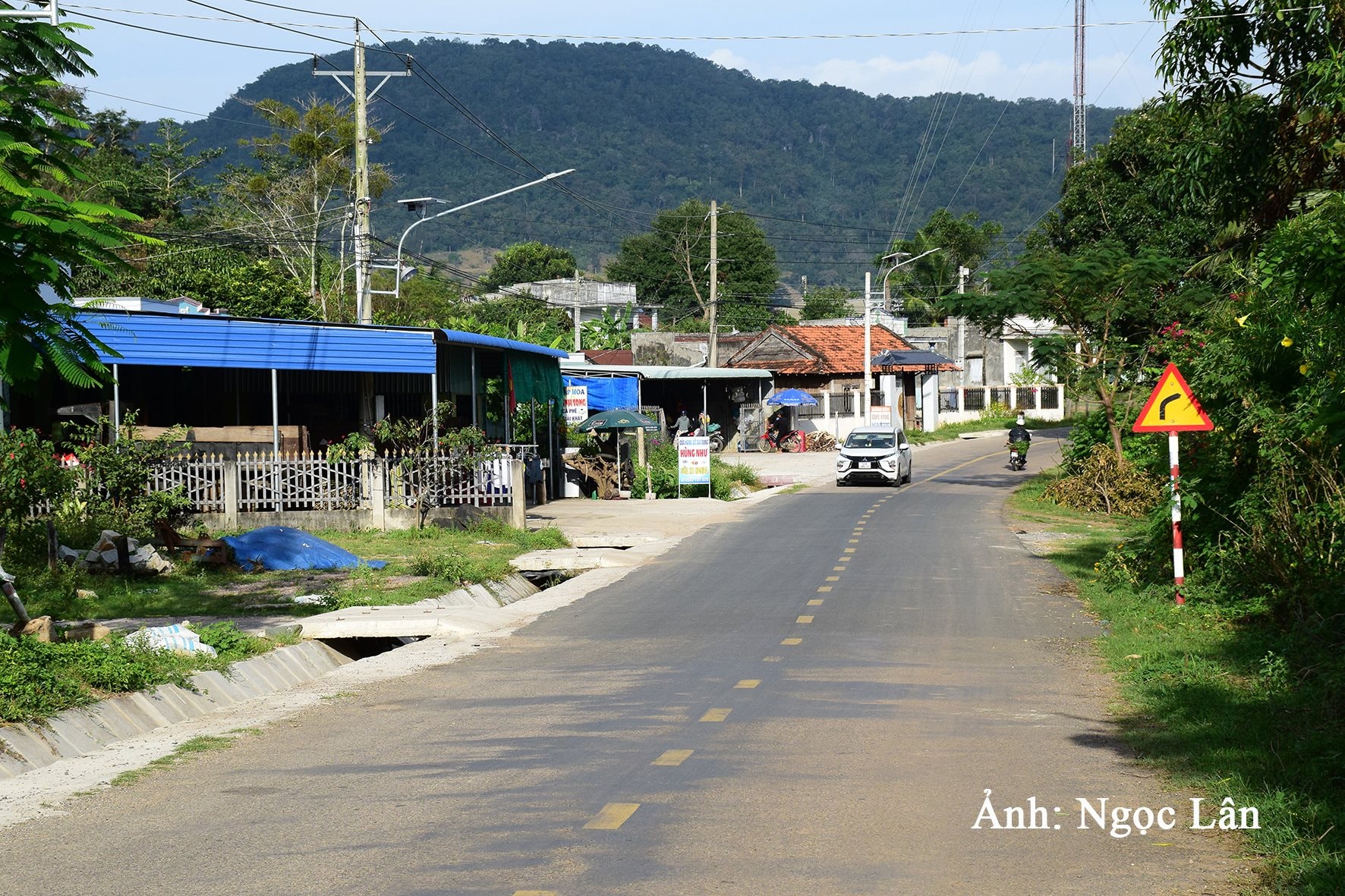 duong-dt-714-qua-xa-dong-tien-ham-thuan-bac-anh-n.-lan-.jpg