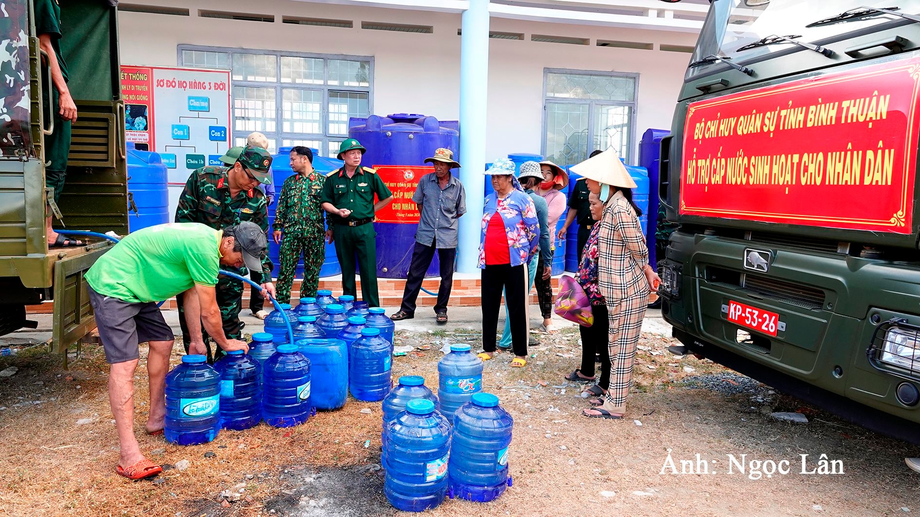 bchqs-ho-tro-cap-nuoc-sinh-hoat-cho-nguoi-dan-thon-lo-to-xa-ham-can-trong-mua-kho-anh-n.-lan-(1).jpg