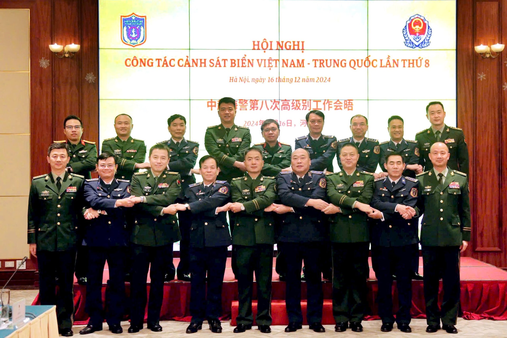 trung-tuong-le-quang-dao-tu-lenh-canh-sat-bien-viet-nam-va-thieu-tuong-uat-trung-cuc-truong-cuc-canh-sat-bien-trung-quoc-cung-cac-dai-bieu-tham-du-hoi-nghi.jpg