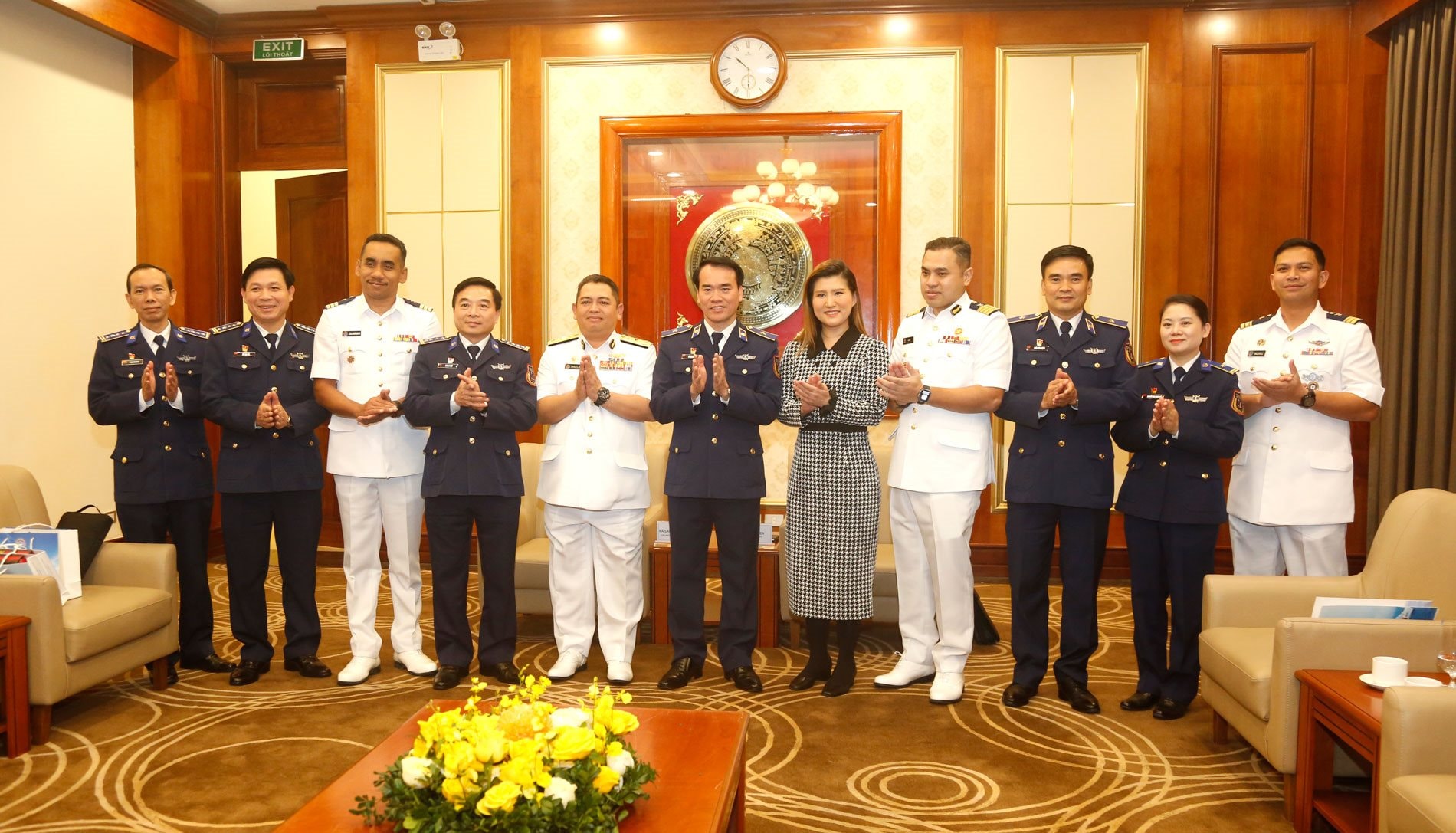 canh-sat-bien-viet-nam-va-co-quan-thuc-thi-phap-luat-tren-bien-malaysia-chup-anh-luu-niem..jpg