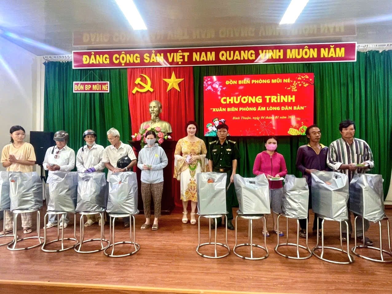 1.-thuong-ta-bui-thanh-du-don-truong-don-bien-phong-mui-ne-cung-nha-tai-tro-trao-qua-cho-cac-ho-gia-dinh.jpg