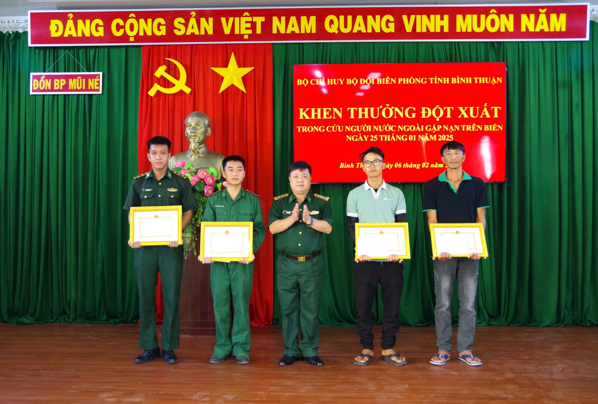 2.-bo-chi-huy-bdbp-tinh-binh-thuan-trao-giay-khen-cho-can-bo-chien-si-don-bien-phong-mui-ne-va-ngu-dan-dia-phuong-ve-hanh-dong-dung-cam-trong-tham-gia-cuu-nan-du-khach-alexander.jpg